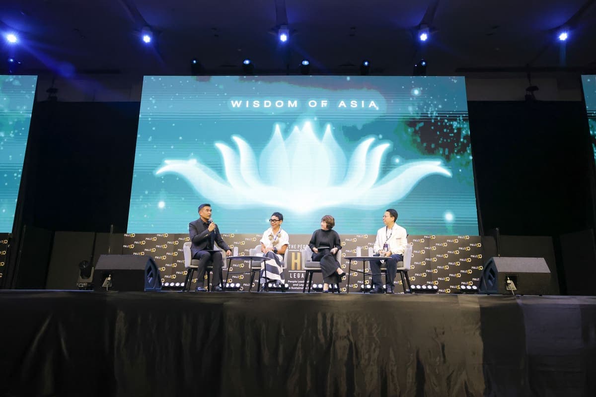 เวทีเสวนาสี่คน ฉากหลังเป็นจอภาพดอกบัว Wisdom of Asia